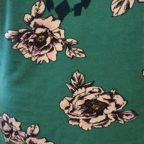 Spring/Summer Eye Candy Essentials Floral Green Women's Top with Necklace - Picture 3 of 12